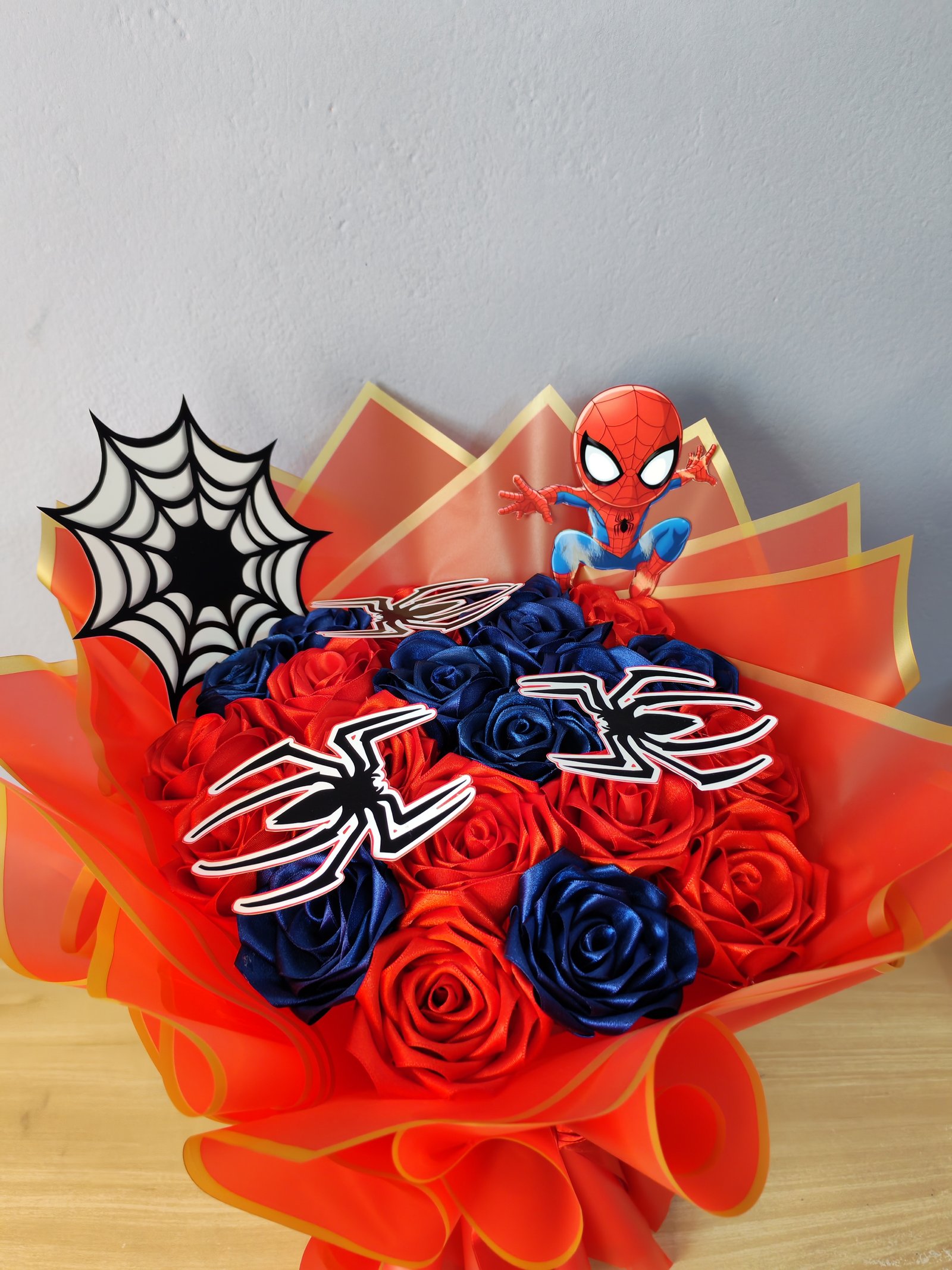 🕷️ Ramo de rosas Spider-Man azul y rojo 🌹